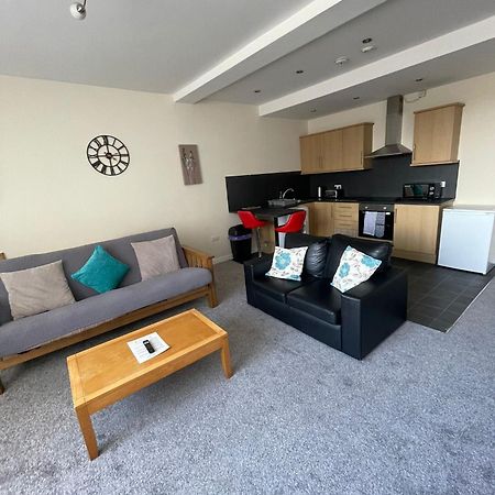 2 Large Bedroom Apartment- Wifi & Parking Fleetwood Eksteriør billede